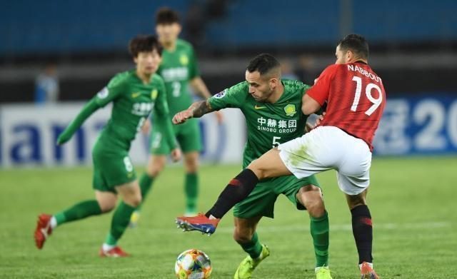 小伙跳进冰冷河水托举落水女子