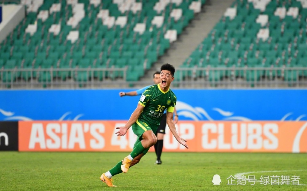 小伙跳进冰冷河水托举落水女子